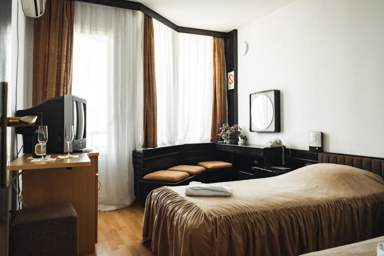Hotel Lepenski Vir ドニー・ミラノヴァツ エクステリア 写真